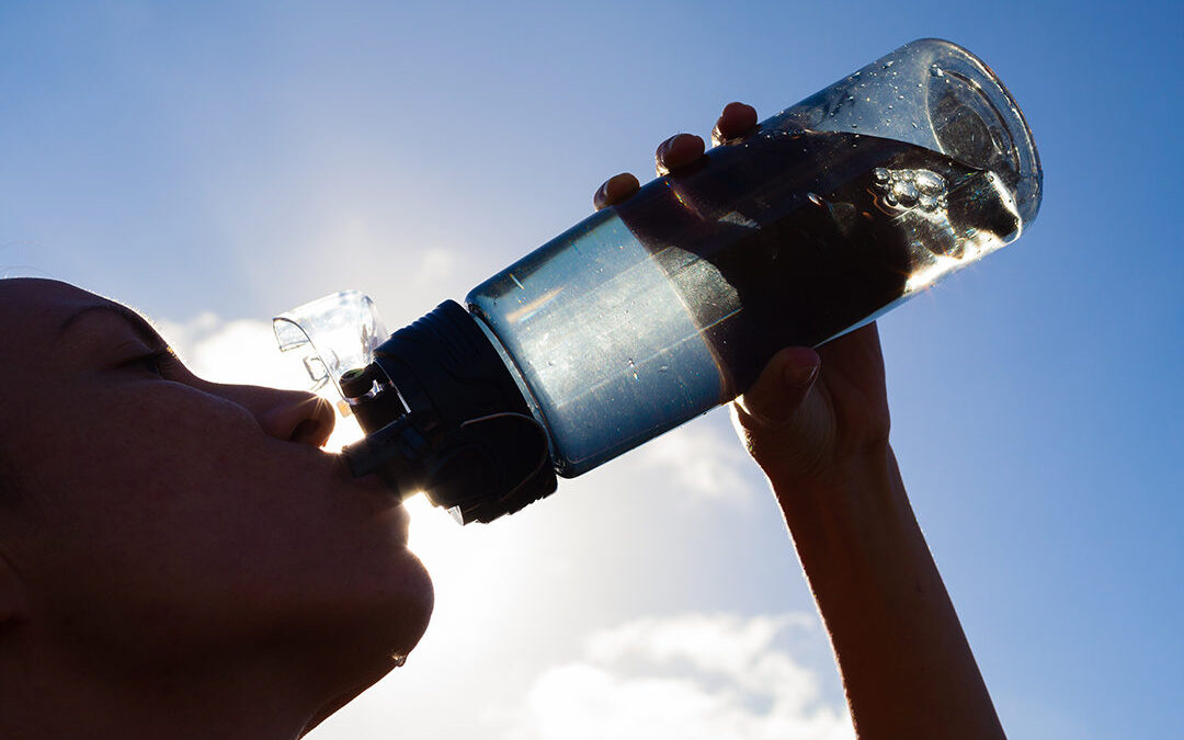 10 grandes beneficios de tomar agua para el cuerpo