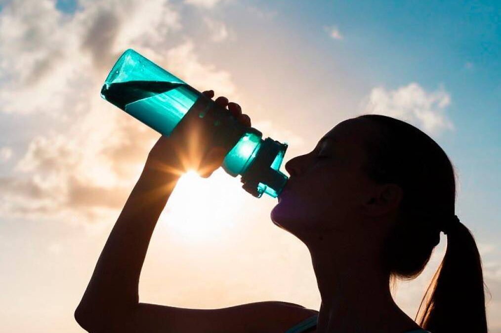 ¿Sabe por qué es importante tomar agua?